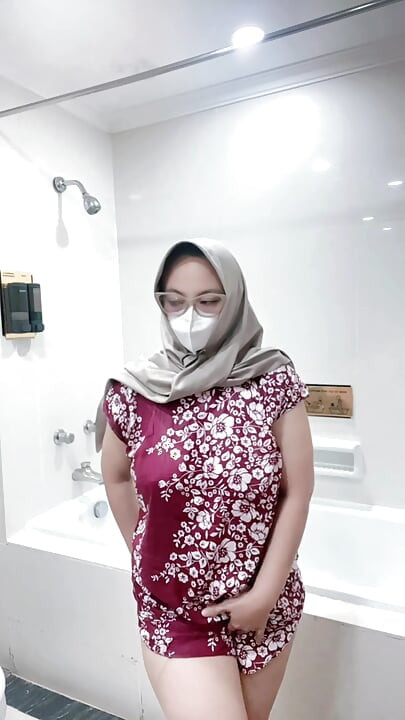 Batik elbiseli bir kızın çeşmesi