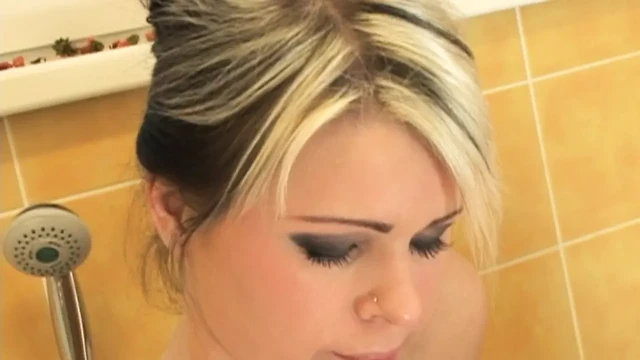 Она мастурбирует в ванной, а затем ее муж лижет ее
