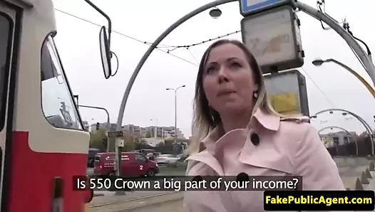 Çekti eurobabe ağzına açık havada iğne yapmak