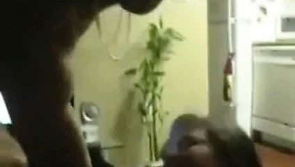 Freaky sürtük boğulma üzerinde iki büyük musluklar