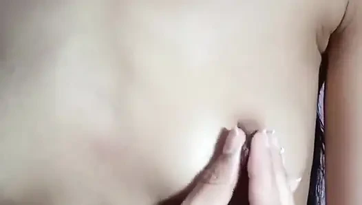 Hintli Kızın Göğüslerine Bastırıyor Ve Amcığı Yumuşak Meme Oyunu Gösteriyor Ve Islak Parmaklama Azdırıyor