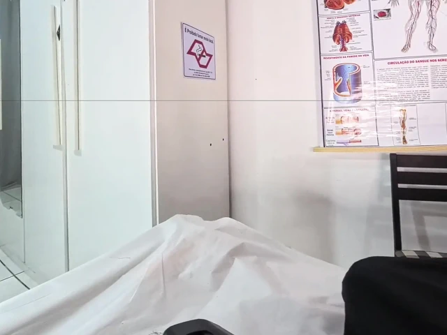 Hemşire priapizmli hastaya katılıyor