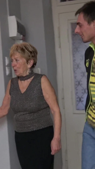 Genç adam nineyi sikiyor