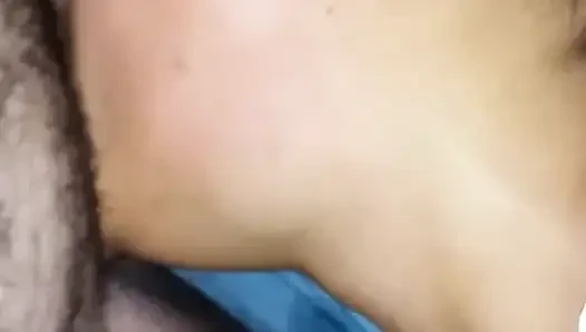 Üvey baba üvey kızına ilk kez gırtlağına kadar almayı ve işemeyi öğretiyor