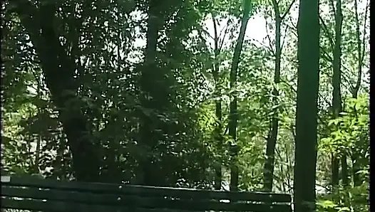 Genç sarışın sürtük parkta güzel bir sakso çekiyor