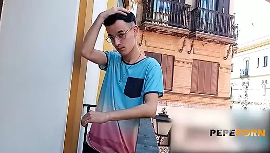 Bugün göreceğiniz en büyük memeler! Jennifer Dominic genç bir adamla iyi vakit geçiriyor