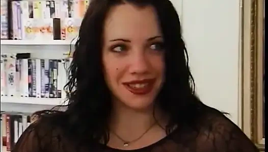 Adamlar ateşli bicurious üçlü grup sekste birbirlerini ve tombul bir esmeri sikiyor