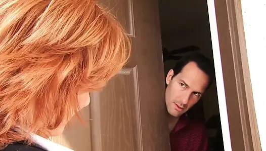 Yaramaz olgun genç bir adam tarafından sikiliyor