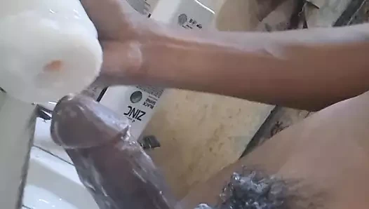 Oğlan seks oyuncaklarıyla oynuyor