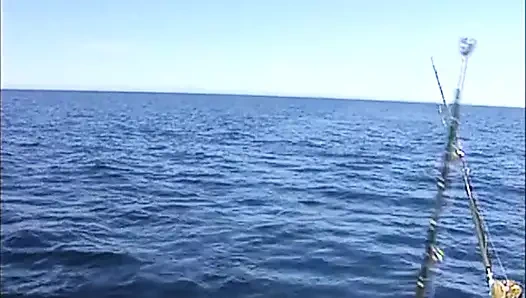 Denizin ortasında teknede büyük sikişmek!