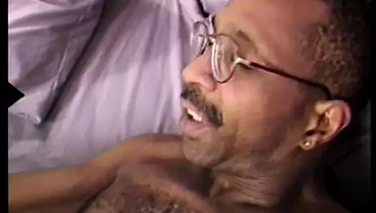 Çekici zenci tatlı kız Sirena Lewis büyük sikinin üzerine sürdükten sonra büyük göğüslerine krema sokmayı seviyor