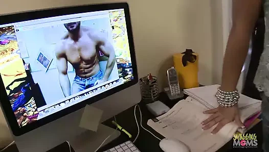 Tatlı kız sıkı amıyla yarağına binmek için bir adamın üstüne çıkıyor