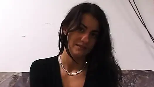 Seksi esmer genç kız amını büyük bir dildoyla dolduruyor