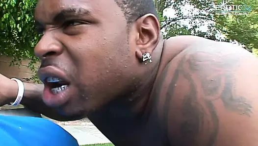 En iyi arkadaşım ve üvey erkek kardeşiyle bahçede üçlü seks