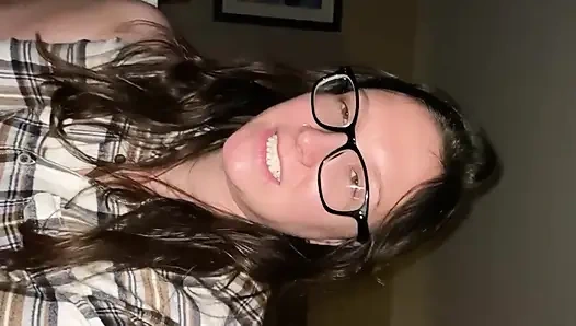 Onu okşadıktan sonra, 55m ateşli fotoğrafçım göğüslerimi ve amımı okşuyor ve sonra ağzımı ayakta sikiyor. Harika bir sakso çektim!