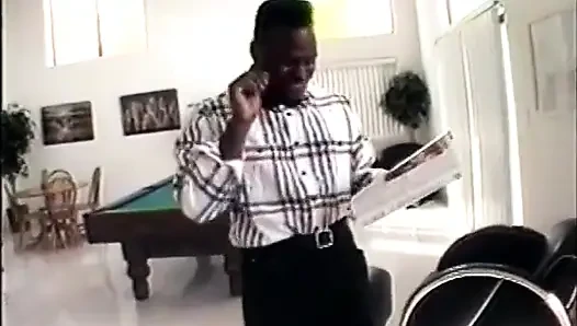 Büyük memeli sarışın büyük siyah yarakla sikiliyor ve dölleniyor
