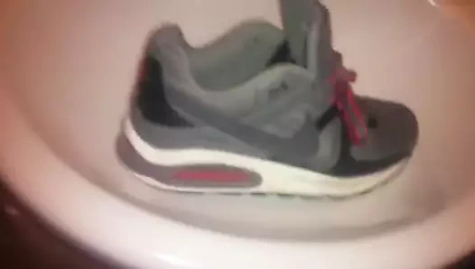 Kız kardeşimin spor ayakkabıları boşalıyor