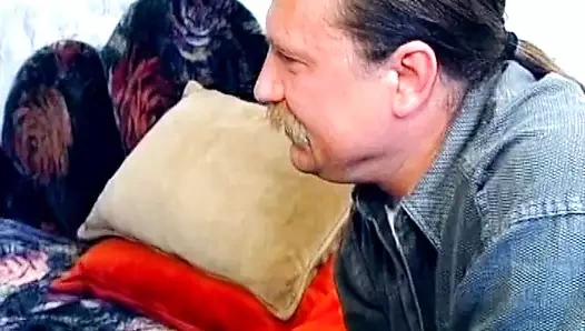 Minyon Alman kız öğrenci yatak odasında yarağa biniyor