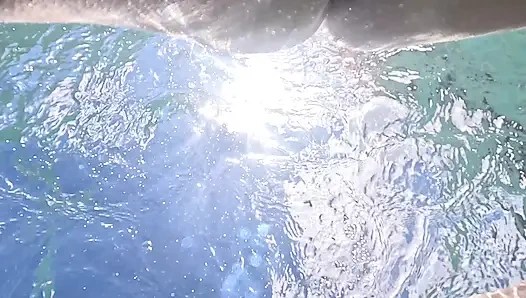 Çıplak orta yaşlı seksi kadın su altında anal tıkaçla yüziyor