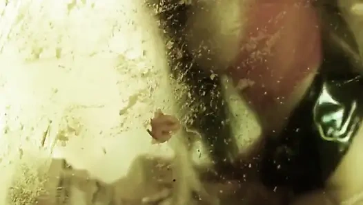 Bulaşmış kızlar sahnesi iç çamaşırlı 2 büyük memeli orta yaşlı seksi kadın Lisa Rose pizzacı adamla sert sikişiyor