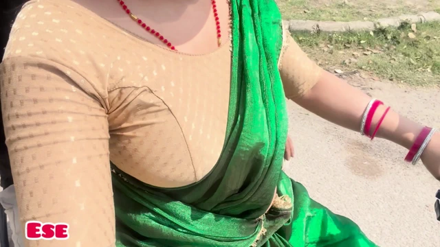 Bayan bisiklet sürücüsü müşteriyle sikiliyor......