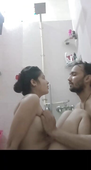 Hintli banyoda ateşli genç seks