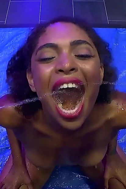 GGG - черную жемчуг писсируют в рот и принимают возбужденным раком.