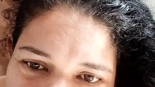 Süt dolu güzel bir evli kadın
