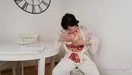 Auntjudys - 63 yaşındaki azgın olgun kıllı gilf minia mutfakta mastürbasyon yapıyor