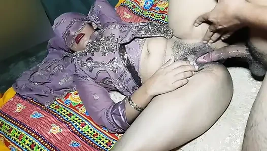 Hızlı amcık sikişi ve açık deliğe boşalma.Hintçe çok ıslak amcık yakın çekim