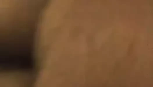 Kırmızı iri güzel kadın arkadan çekimler