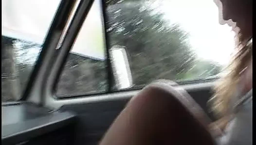 Alte Milf fickt ihn im Taxi