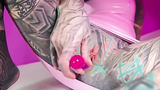 Mürekkepli kız kendini sikiyor - korunmasız anal mastürbasyon