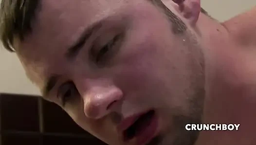 Seksi twinks ile porno amatör prezervatifsiz sikişiyor ve sürpriz bir şekilde içine boşalıyor