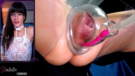 Amcığım bir canavara benziyor. Seks makinesi pompalanan amcığımı parçaladı