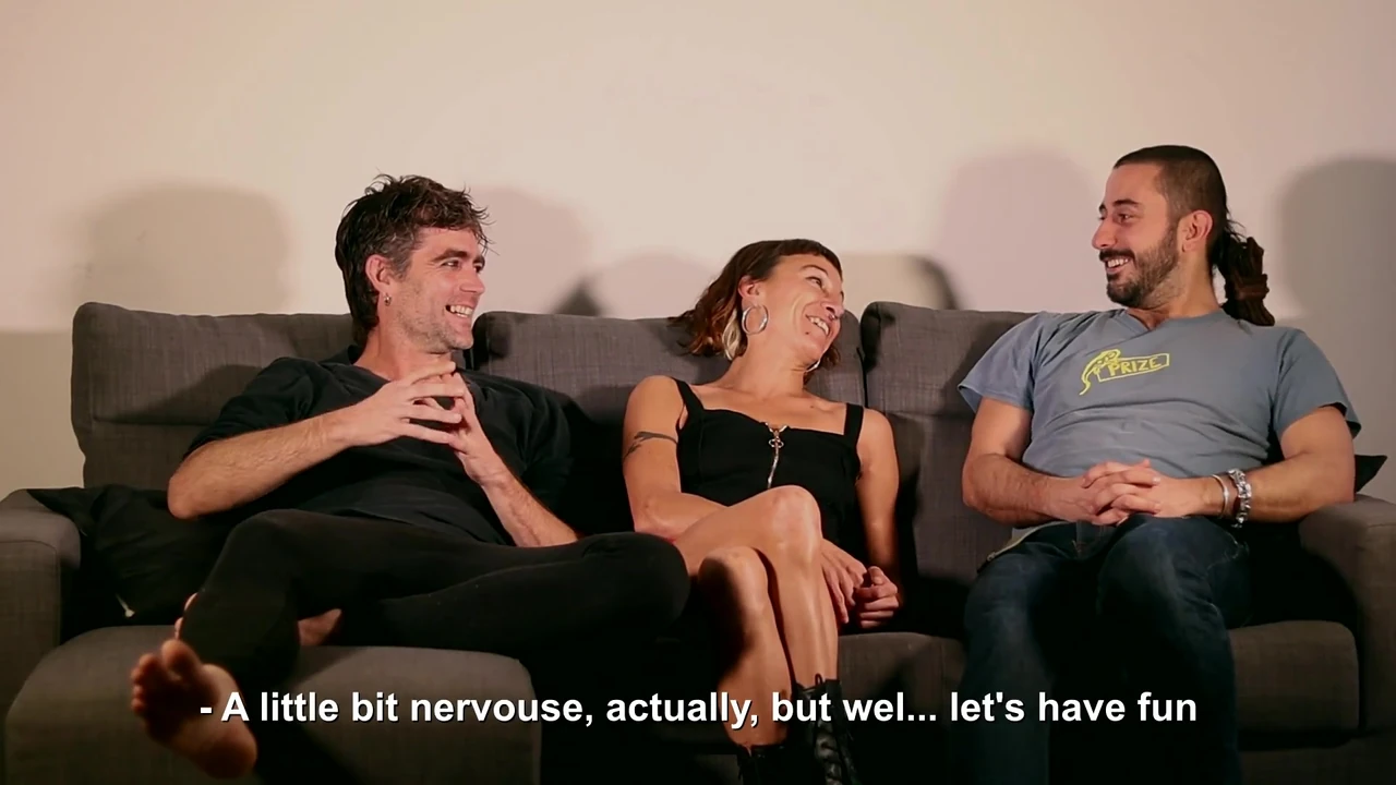 हम प्रशंसक के साथ तीन लोगों की चुदाई करते हैं! - शौकिया एमएमएफ, दोहरी लंड चुसाई और धारा निकलना