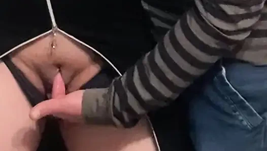 Omg!!! Kalabalık metrodaki yabancı - amcık parmaklıyor