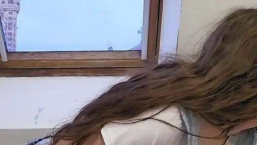Su her şeyi ortaya çıkarmaya karar verdiğinde, bir duş çıplak kalacak şekilde giyiniyor