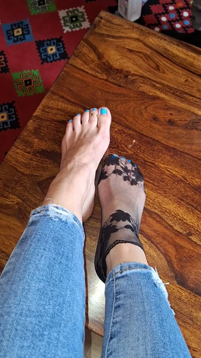 Denim pants with blue nails