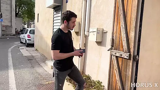 Tombul Fransız orta yaşlı seksi kadın genç adamla sikişiyor