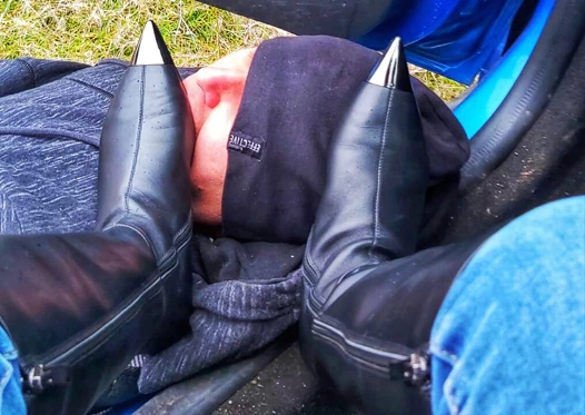 O çizmeleri yala kölem