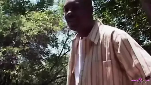 O gün komşusu azgındı, bu yüzden siyah amına büyük zenci yarağı soktu