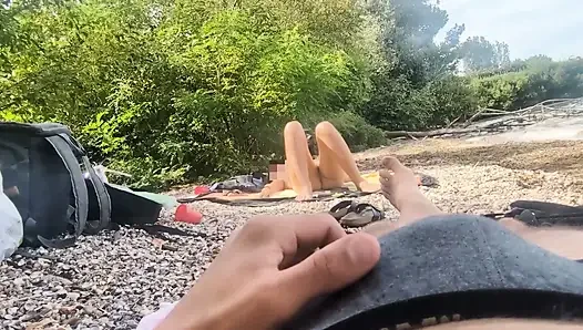 Teşhirci kız ona sikimi gösterdikten sonra boşalmamı izliyor