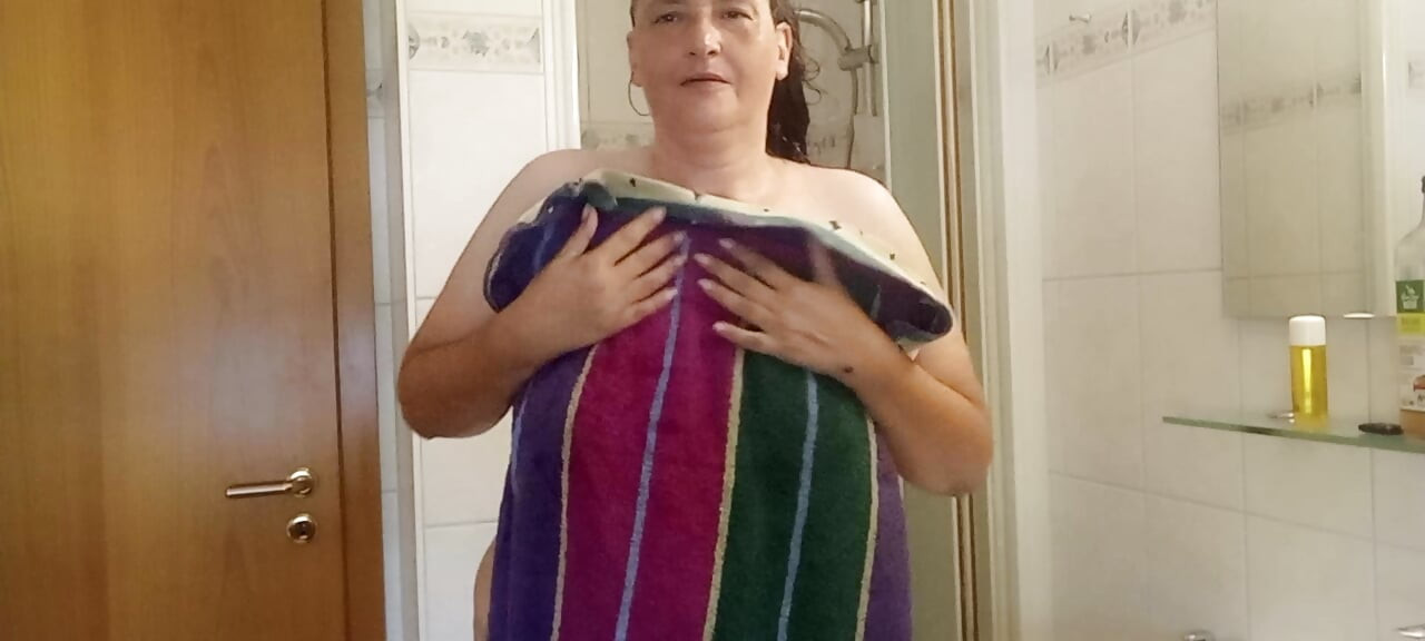 Olgun Alman MILF 52 yaşında, duşun altında tombul bir vücut yüzüne seriyor