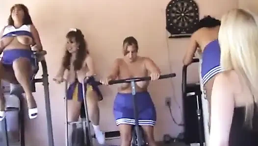 Tıknaz ponpon kızların kamera arkasının tadını çıkarın
