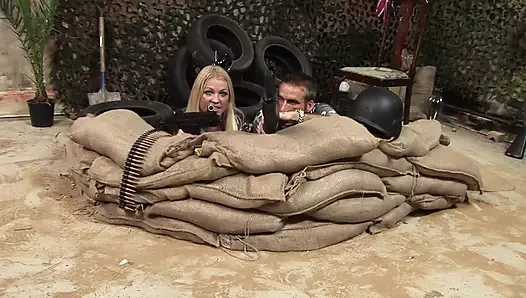 İzle onu lubed yukarı kedi almak nüfuz ile bazı seks oyuncakları