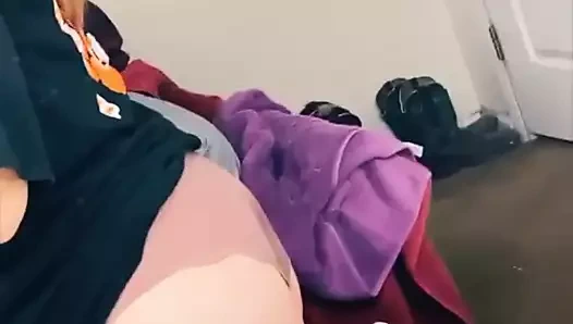 Latin iri güzel kadın götünü gösteriyor