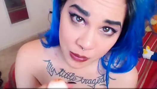 Mavi saçlı öğürerek sürtük kırlangıçlar büyük oyuncak