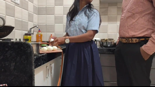 Hintli kız öğretmenini ilk kez evde sikiyor