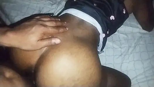 Büyük götlü üvey kız domalarak sikişiyor